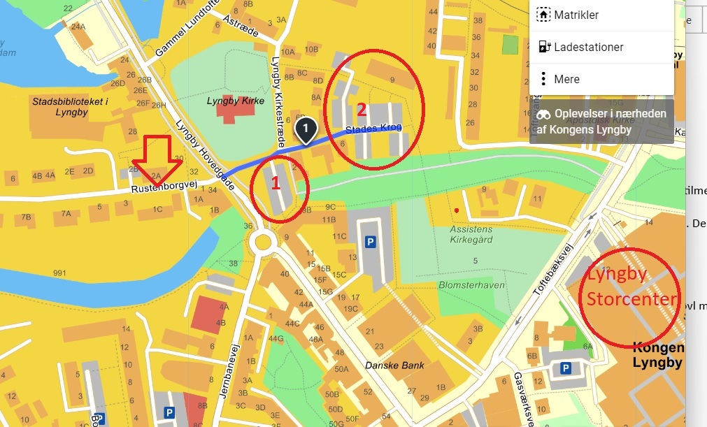 Der kan parkeres meget tæt på - og uden tidsrestriktioner og uden betaling! Mødested er markeret på kortet til højre med pil. Parkering er markeret i cirkel 1 og 2